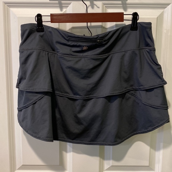Athleta Charcoal Gray Tiered 14” Skort EUC - Picture 6 of 12